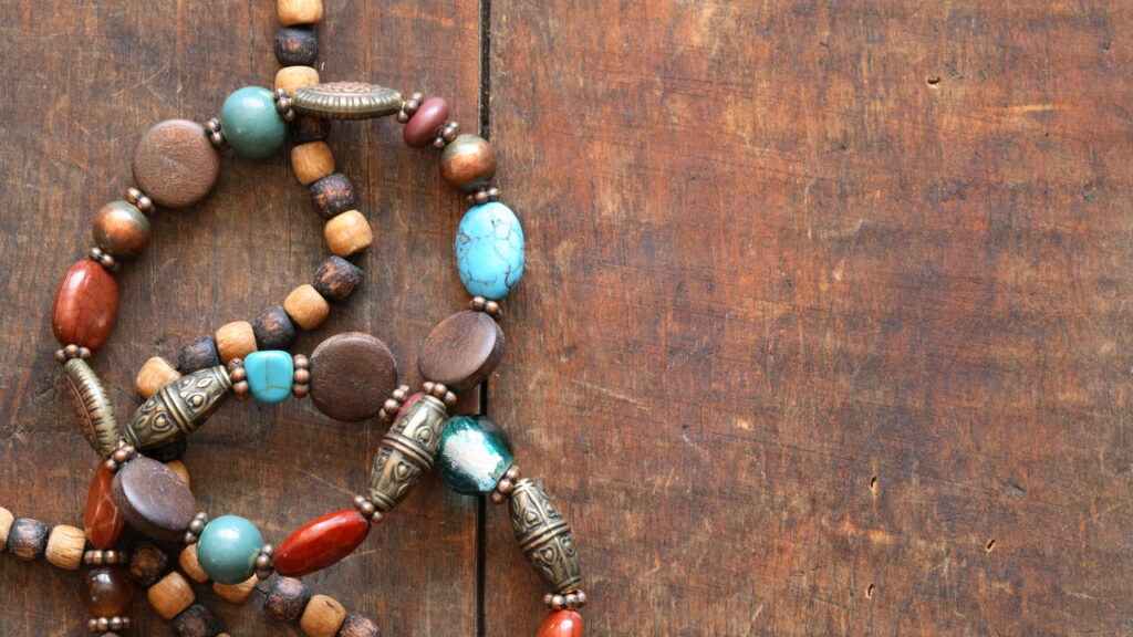 O que significa uma pessoa usar tantas pulseiras, segundo a psicologia