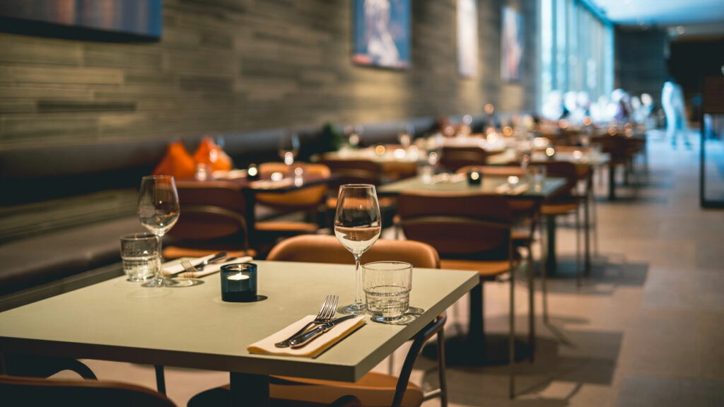 Falar essas frases em restaurantes mostra que você não possui inteligência social