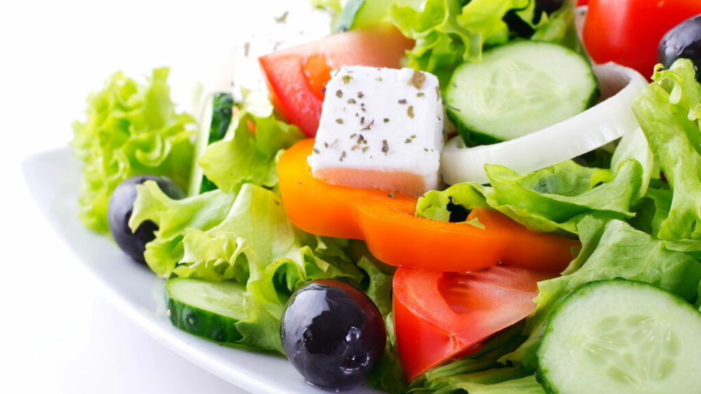 Receitas econômicas de saladas que duram a semana inteira na geladeira