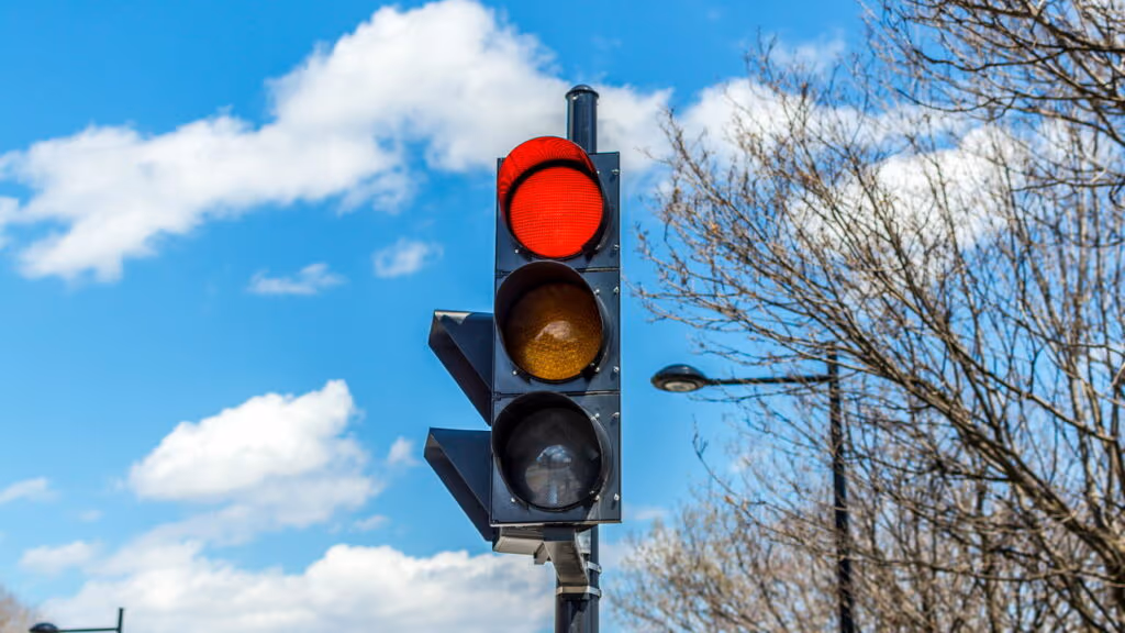 Esses hábitos em cruzamentos com semáforo piscante podem gerar infração