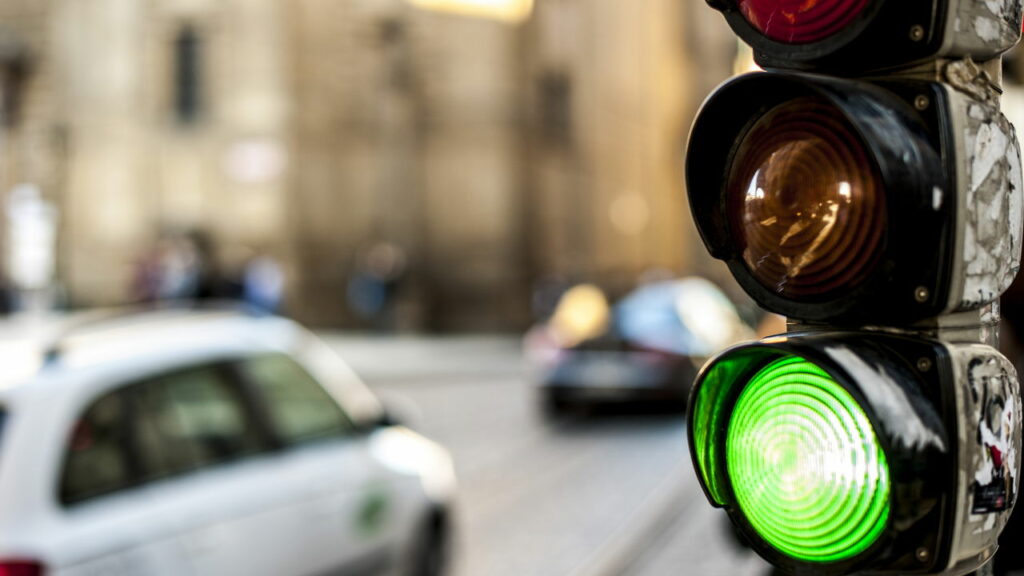 Esses hábitos em cruzamentos com semáforo piscante podem gerar infração