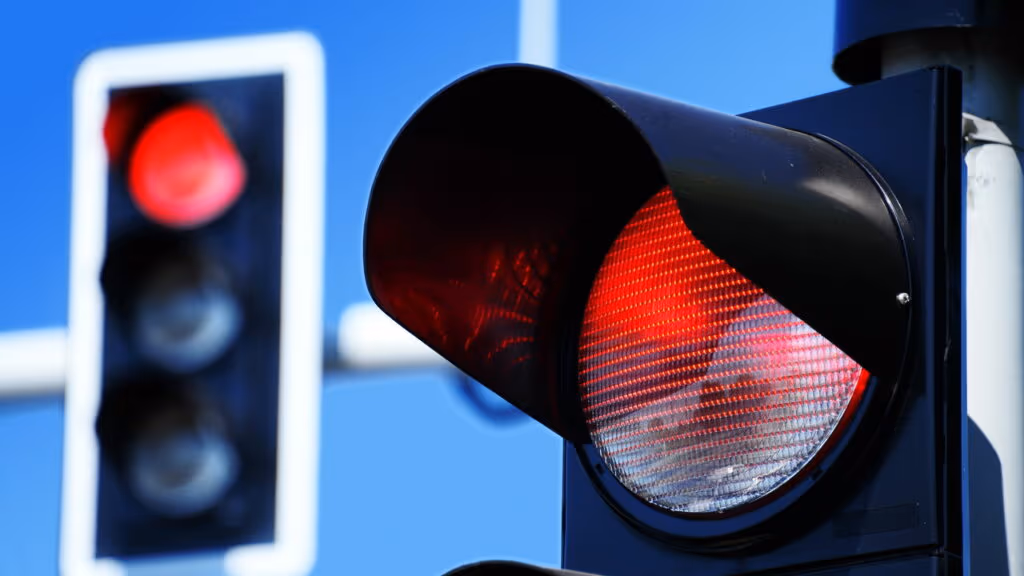 Por que desligar o carro nos semáforos pode não ser uma boa ideia