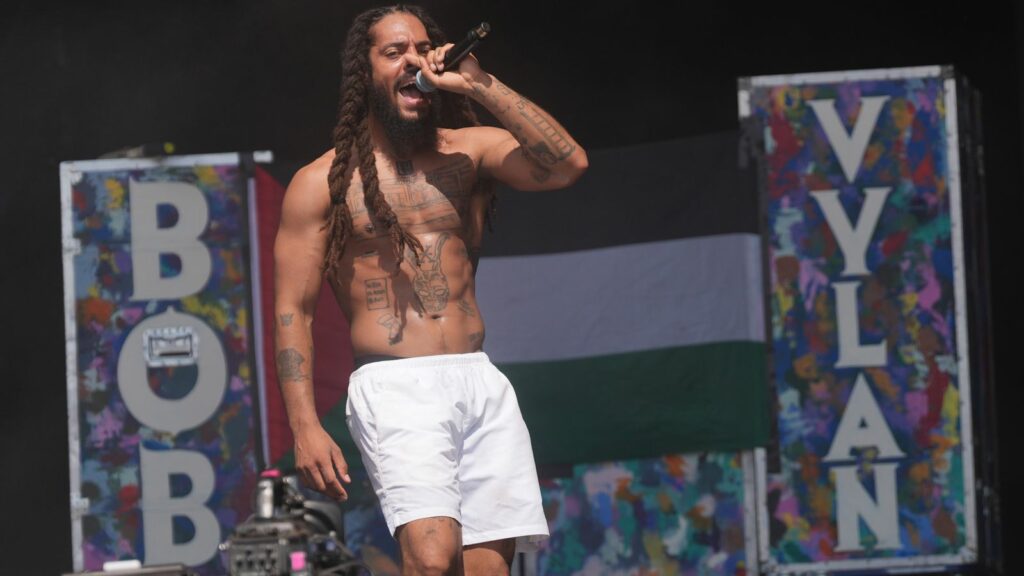 Bob Vylan tem show cancelado na Alemanha após pedir morte de judeus