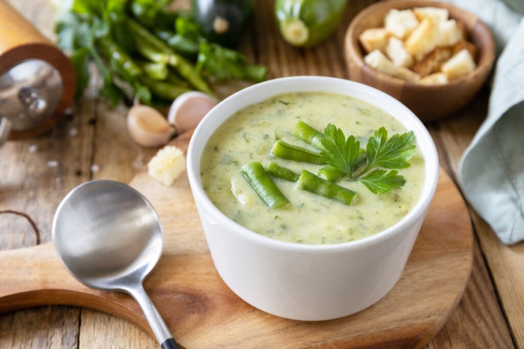 7 receitas de sopas saborosas para os dias frios