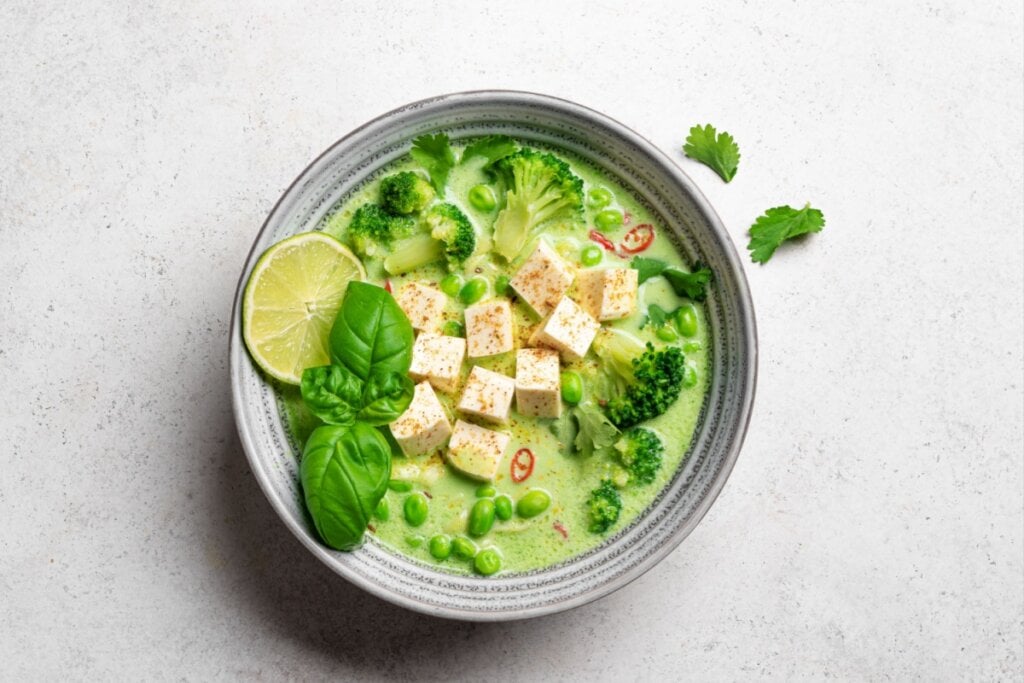 5 sopas ricas em proteína vegetal para o almoço