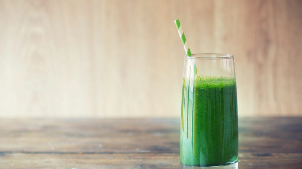 Esse suco está ganhando fama por melhorar o hálito e desintoxicar