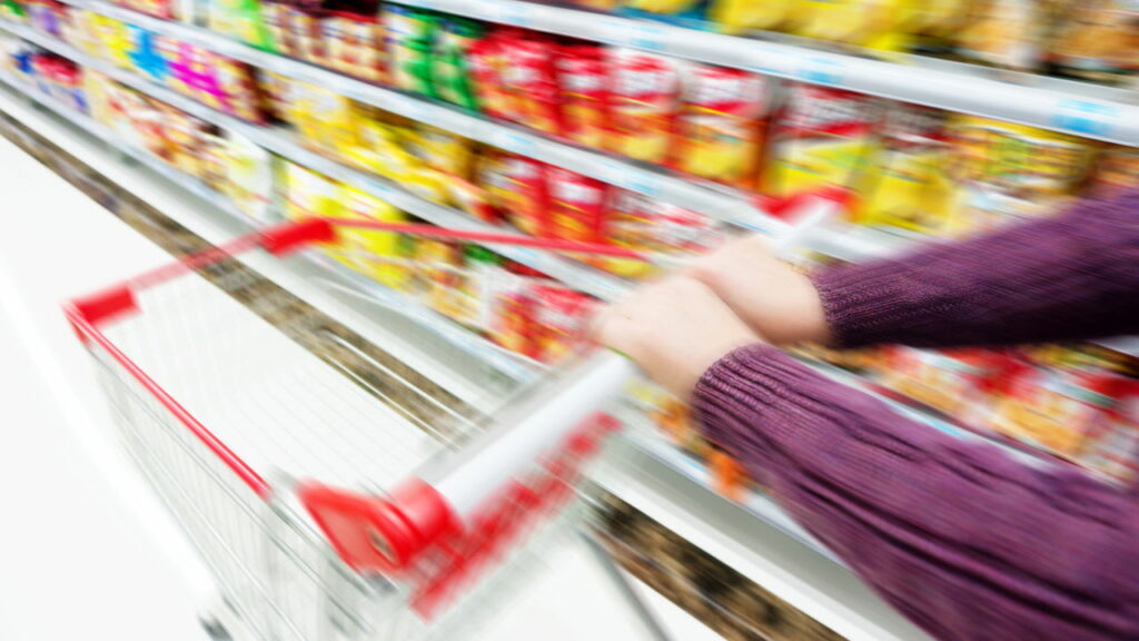 Duas redes de supermercados anunciam fechamentos em massa