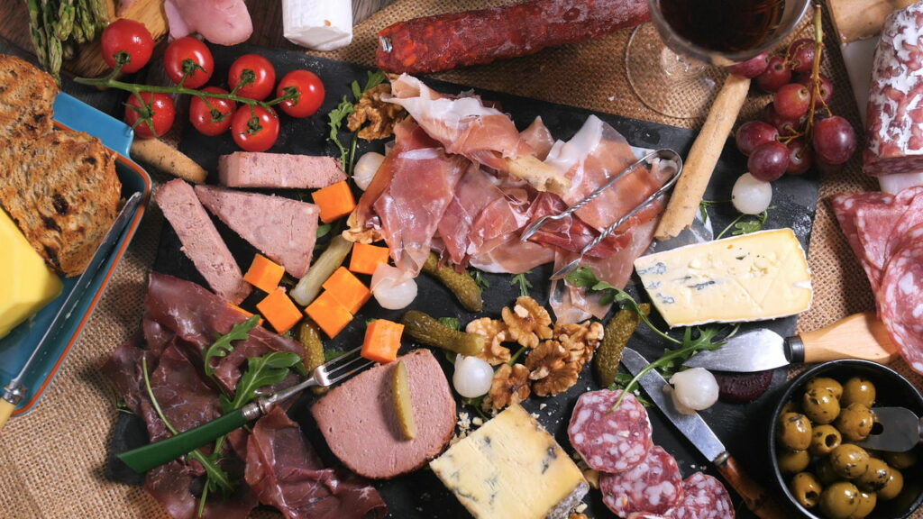 Dicas para montar uma tábua de carnes fatiadas e petiscos direto da churrasqueira