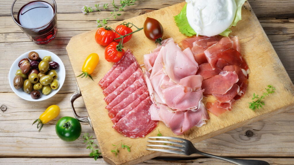 Como montar uma tábua de frios econômica para acompanhar o churrasco