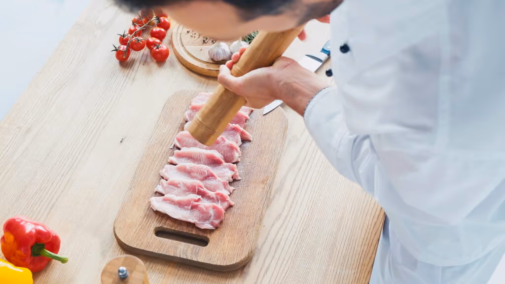 Erros ao temperar carne na véspera que afetam o sabor e a textura