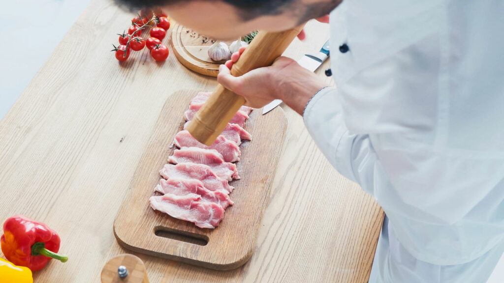 Erros ao temperar carne na véspera que afetam o sabor e a textura