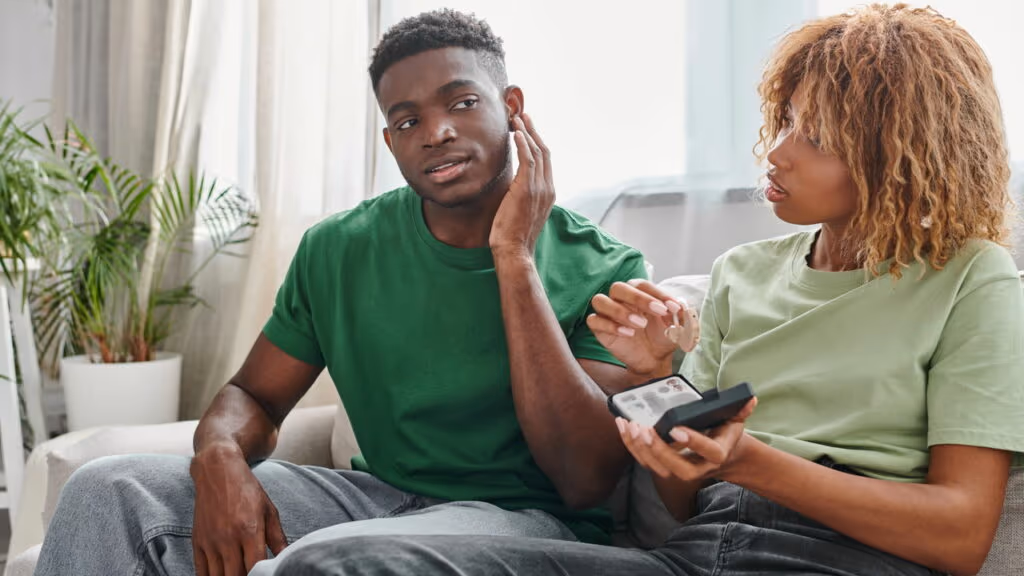 Por que as pessoas tocam o ouvido ao falar? Veja o que diz a psicologia