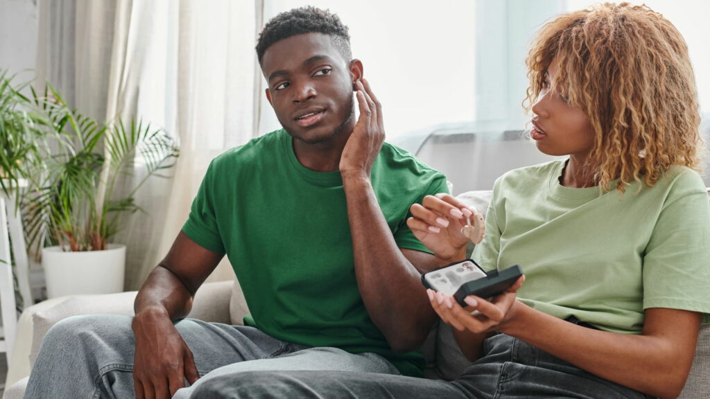 Por que as pessoas tocam o ouvido ao falar? Veja o que diz a psicologia