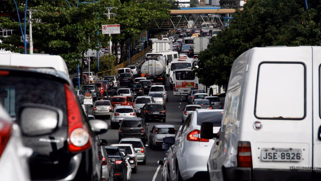 Esses cuidados ao trafegar próximo a escolas evitam multas e acidentes
