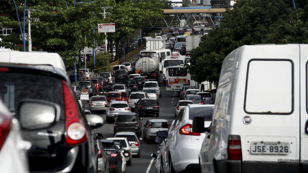 Esses cuidados ao trafegar próximo a escolas evitam multas e acidentes