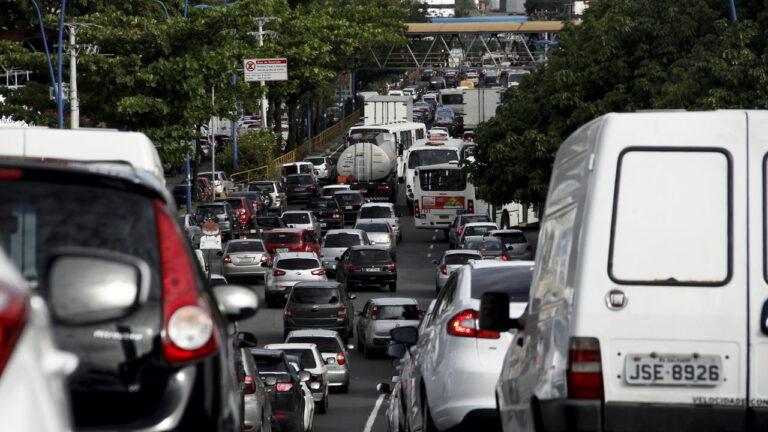 Esses cuidados ao trafegar próximo a escolas evitam multas e acidentes