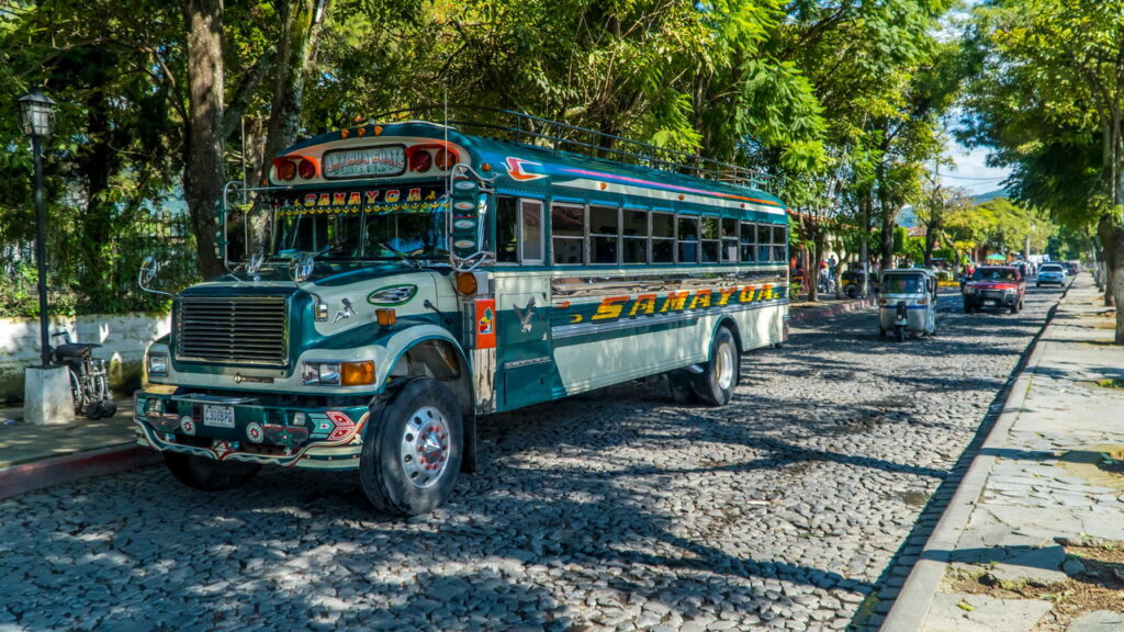 Esses cuidados ao trafegar próximo a escolas evitam multas e acidentes