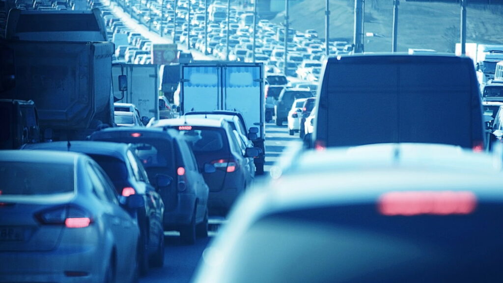 Essas atitudes ao conduzir em vias estreitas podem gerar penalidades