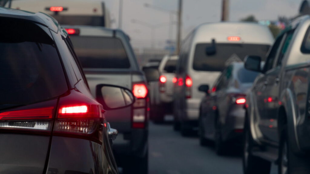 Como manter o carro parado com segurança em paradas prolongadas no trânsito