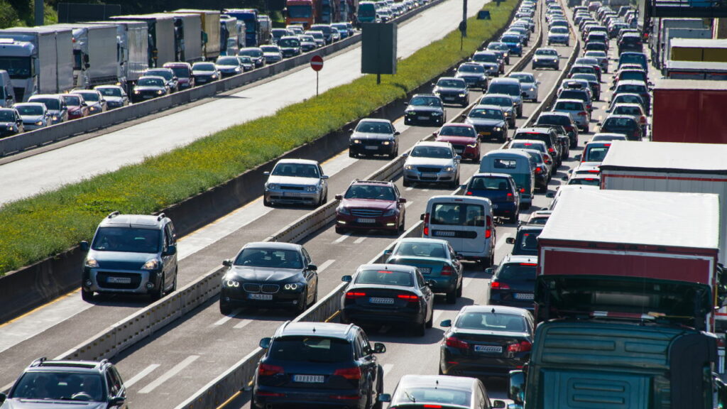 Como agir corretamente ao cruzar com comboios ou cortejos