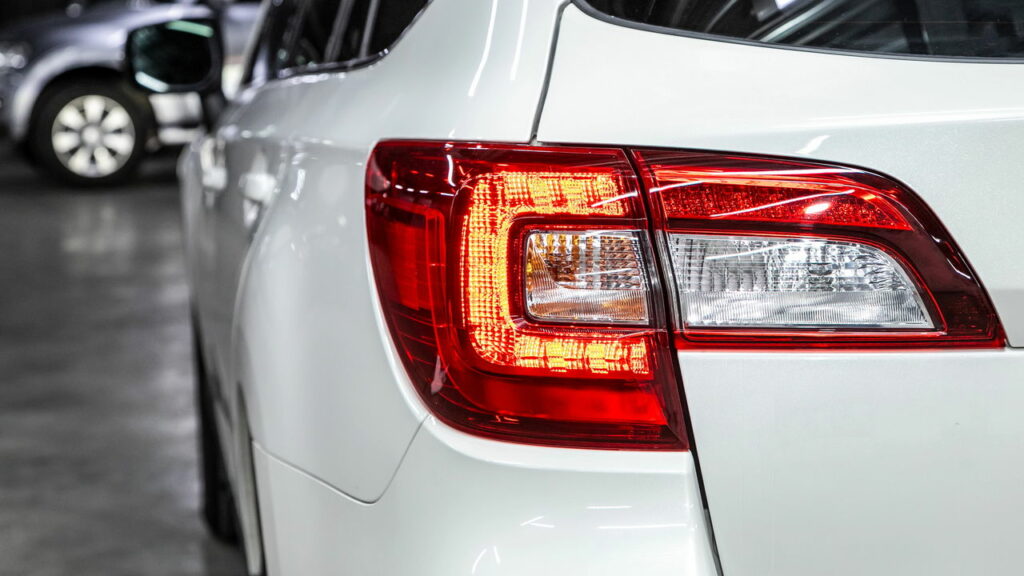 Esses erros ao acionar o farol alto podem gerar infrações e risco de acidentes