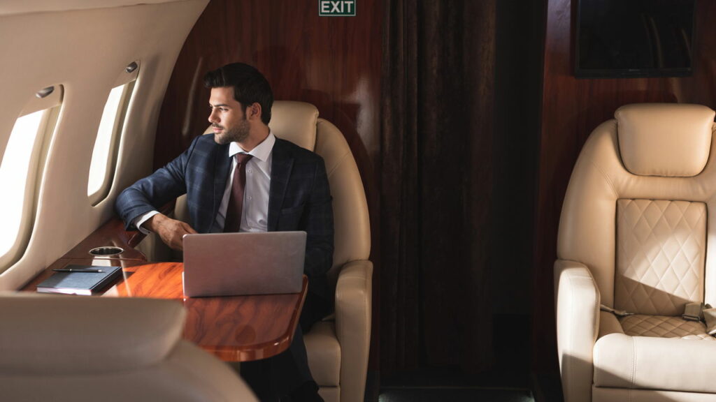 Como funcionam os upgrades de classe no avião — e quando valem a pena