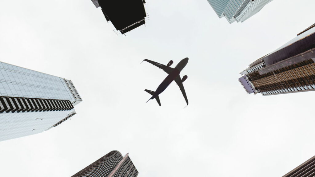 Como funcionam os upgrades de classe no avião — e quando valem a pena