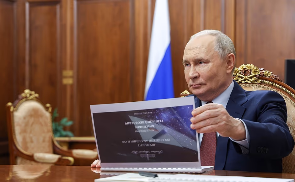 Putin admite que mísseis russos derrubaram avião da Embraer no Cazaquistão