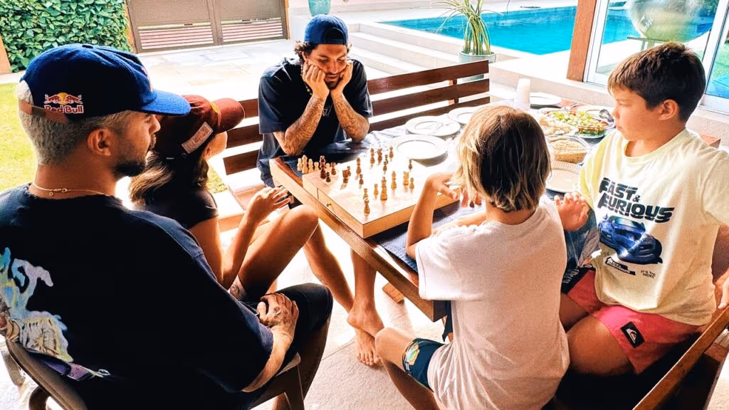 Pedro Scooby reencontra filhos no Brasil