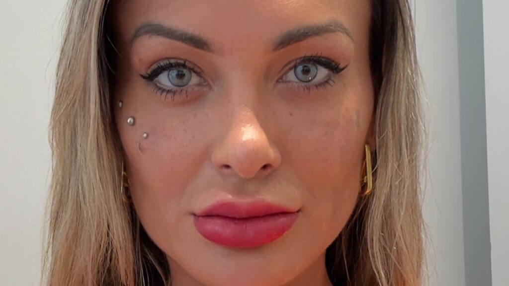 Pai de Andressa Urach se une à filha e choca a web