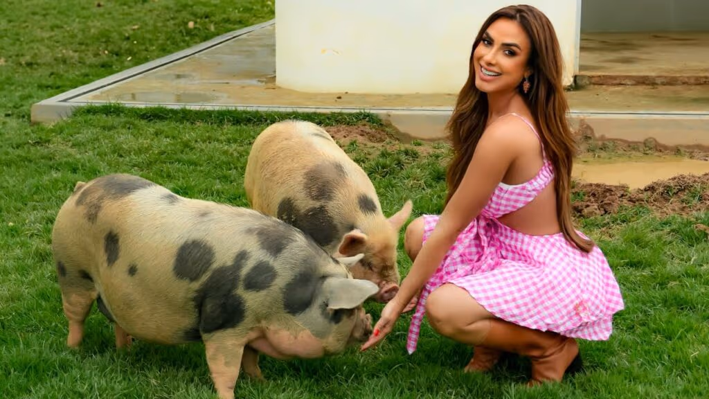 Nicole Bahls explica nomes de famosos em seus animais
