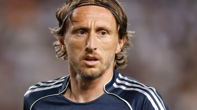 Luka Modric se junta oficialmente ao Milan