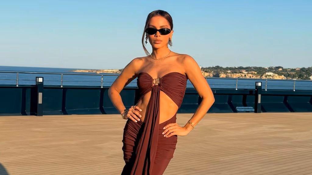 Anitta “muda de rosto” e choca a internet