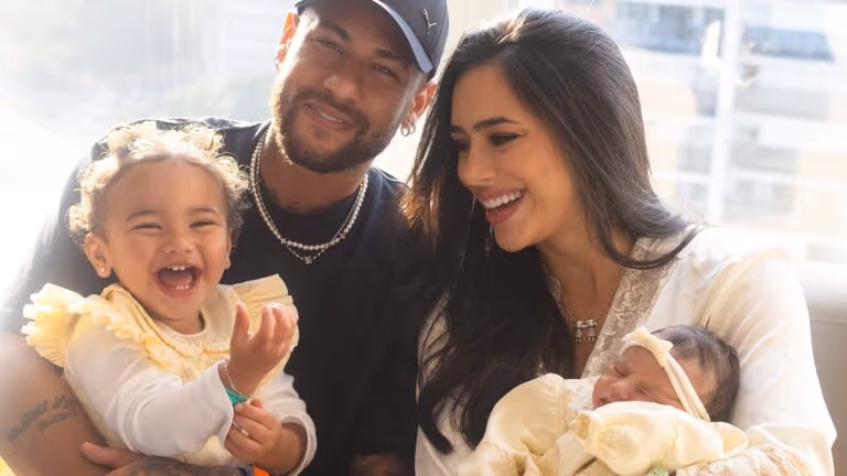 Neymar Jr concilia futebol e paternidade