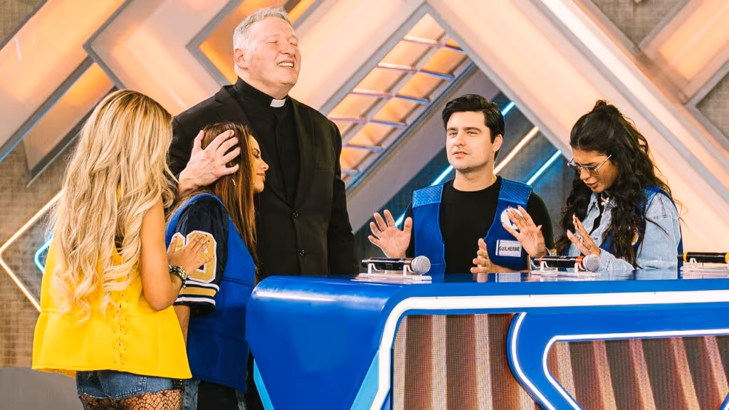 Padre Marcelo Rossi emociona Lexa ao vivo no Domingo Legal