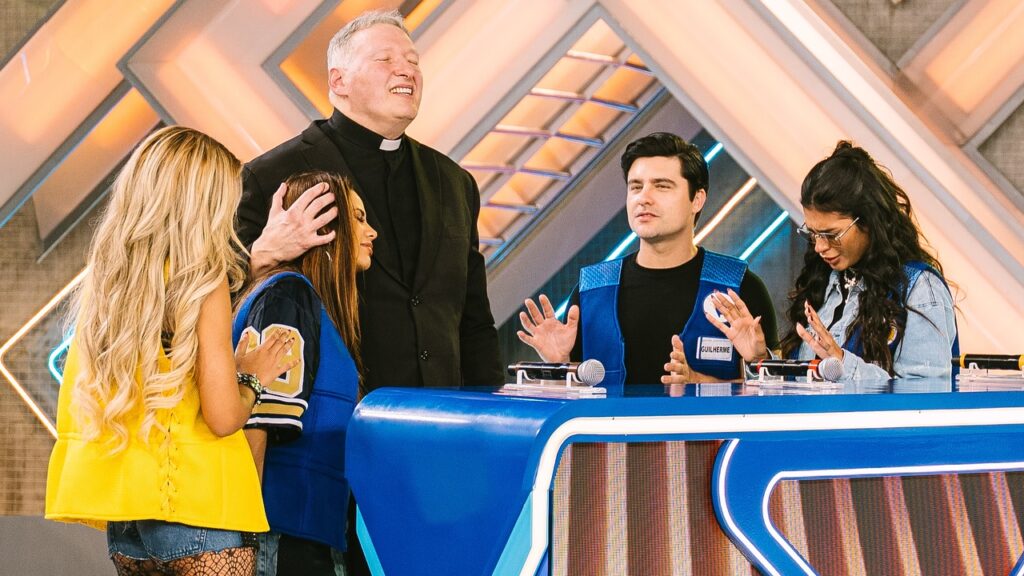 Padre Marcelo Rossi emociona Lexa ao vivo no Domingo Legal