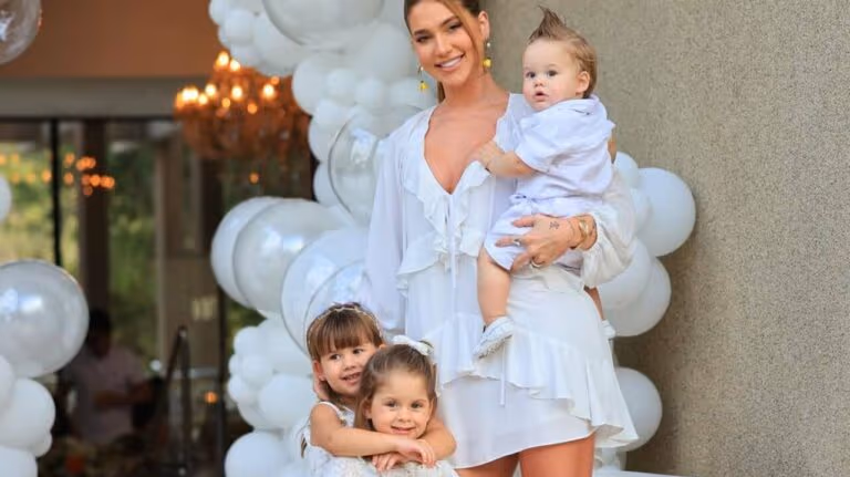 Maria Flor, filha de Virginia Fonseca, choca com bolsa de luxo
