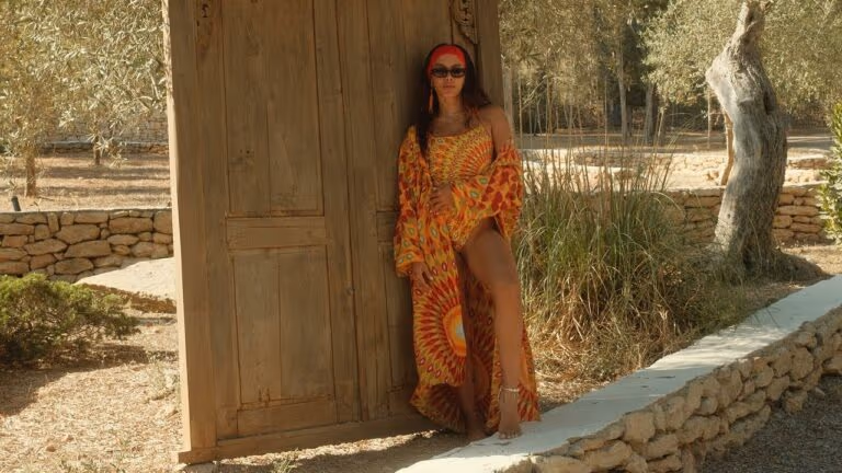 Anitta curte viagem a Ibiza com o namorado