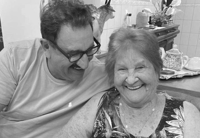 Celso Portiolli emociona ao homenagear mãe de Ratinho