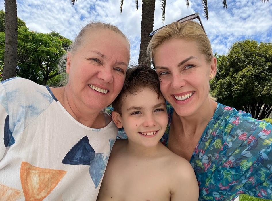 Em meio a polêmicas, Ana Hickmann posa ao lado do filho