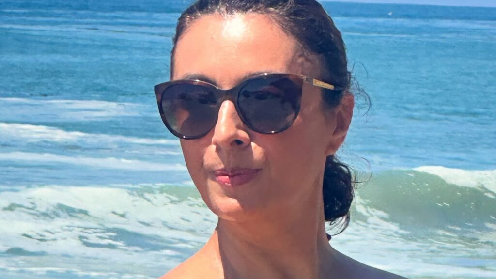 Apresentadora Cátia Fonseca choca ao aparecer de maiô em Malibu