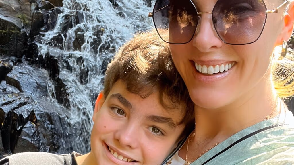 Em meio a polêmicas, Ana Hickmann posa ao lado do filho