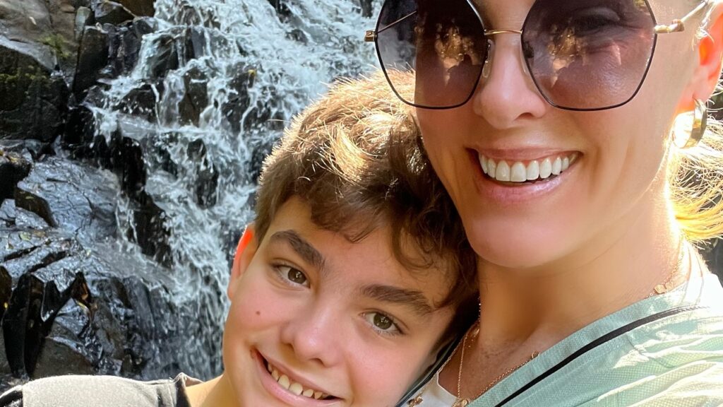 Em meio a polêmicas, Ana Hickmann posa ao lado do filho