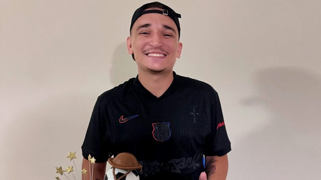 João Gomes comemora aniversário com bolo de Neymar