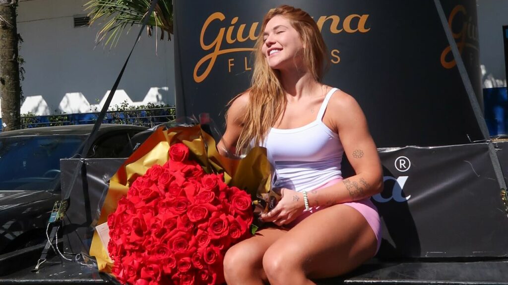 Virginia Fonseca surpreende ao receber um caminhão de flores