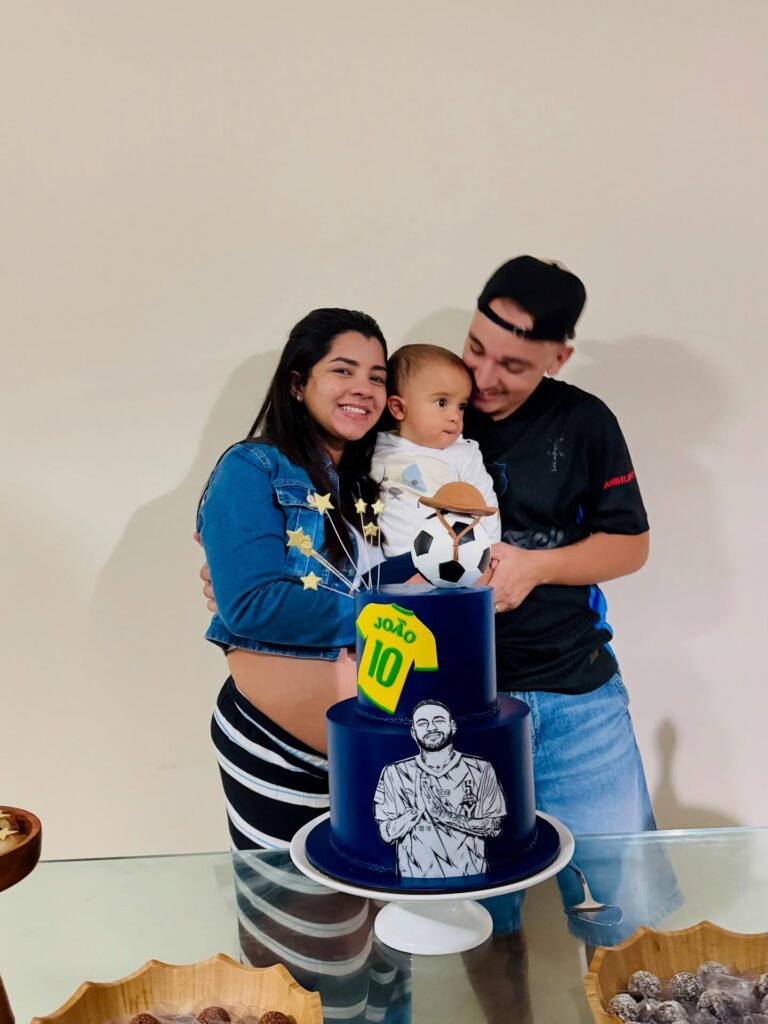João Gomes comemora aniversário com bolo de Neymar