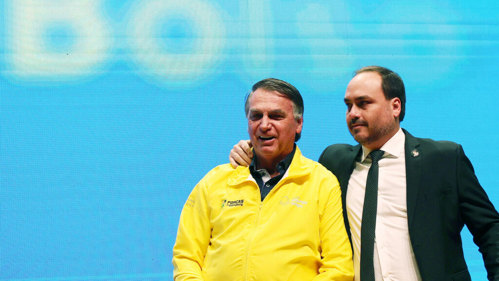Carluxo volta a reclamar das condições de prisão de Bolsonaro
