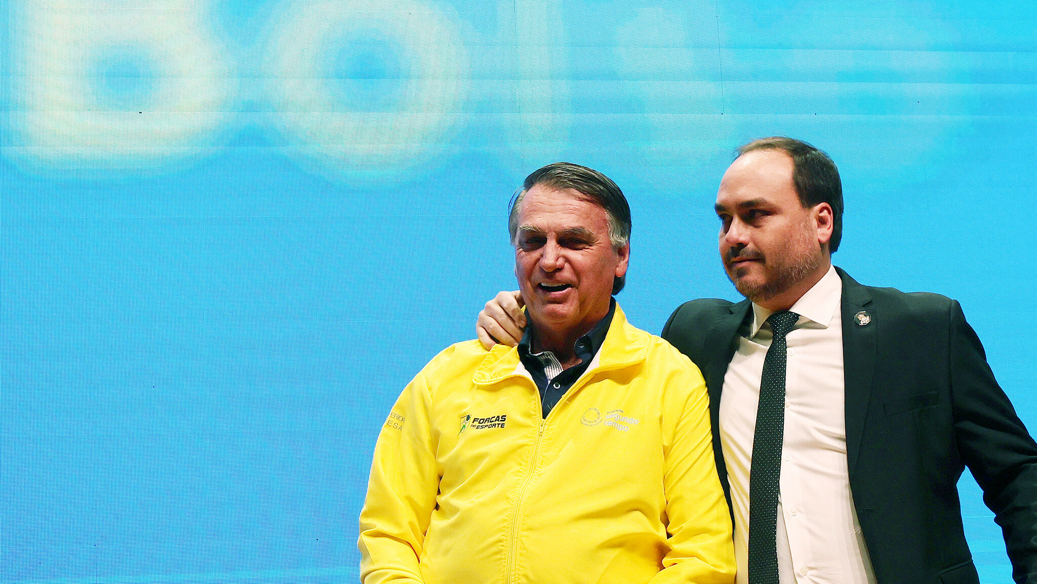 Carluxo volta a reclamar das condições de prisão de Bolsonaro