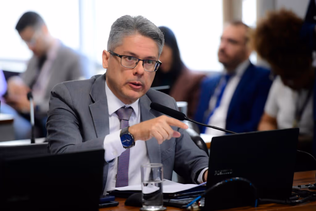 Senadores pedem urgência em projeto para proteção de crianças na internet