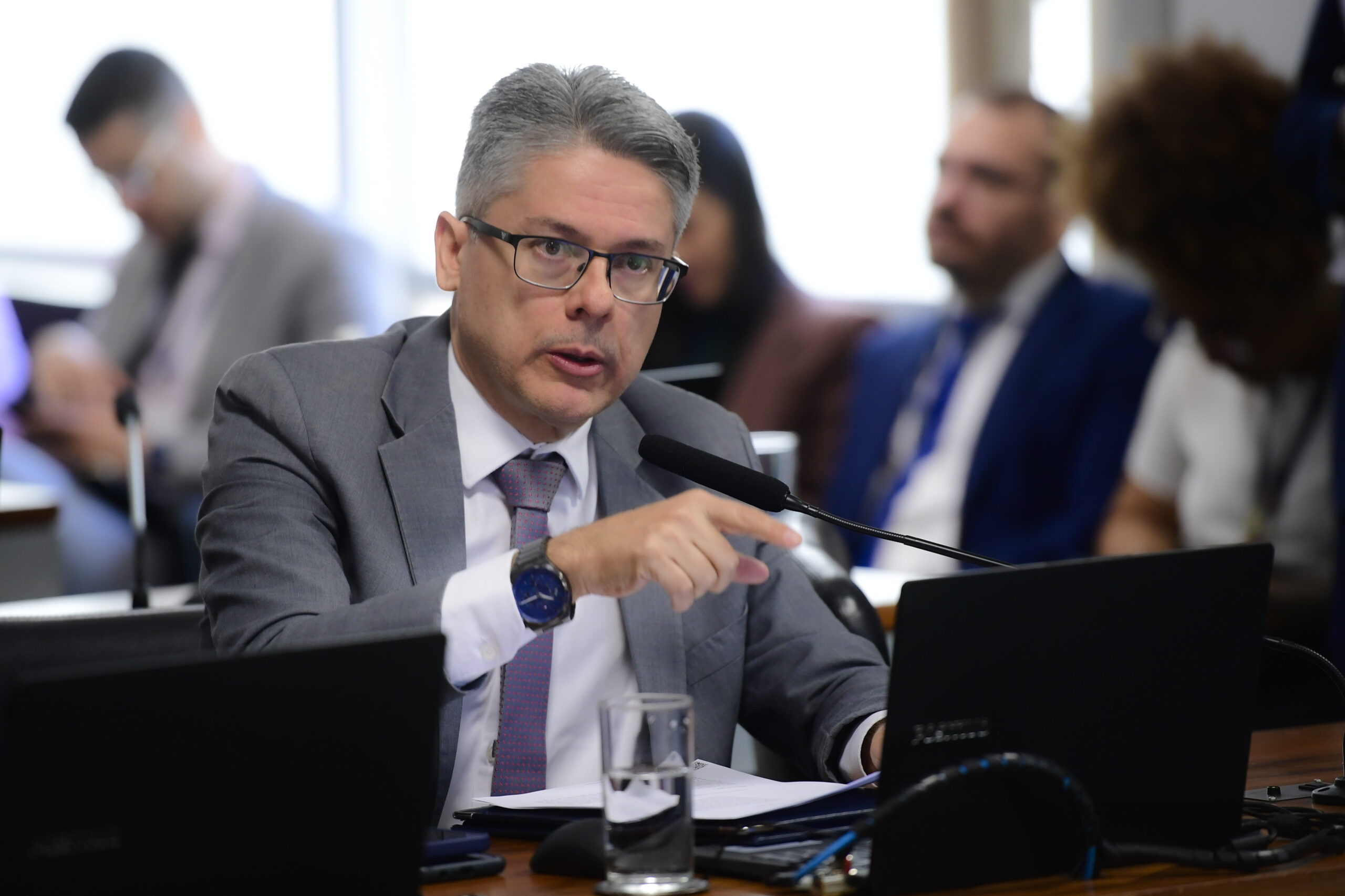 Senadores pedem urgência em projeto para proteção de crianças na internet